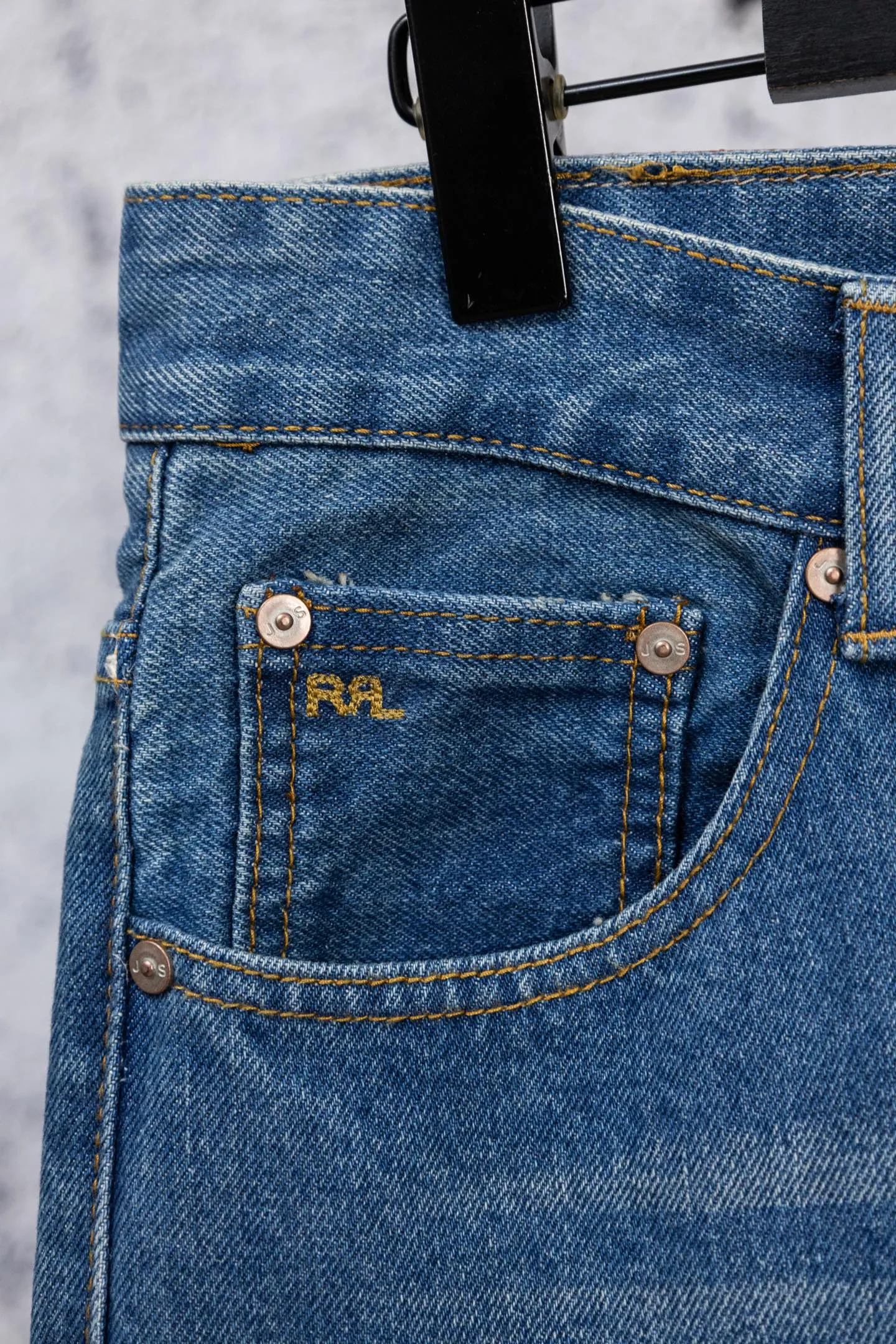 P230 Ralph Lauren 2026RRL retro ripped jeans, American retro essentials, classic loose fit: 13.75oz Japanese selvage denim, made in the United States, 100% cotton, perfect texture! Durable and non-shrinking: Mechanical pre-shrunk finishing® technology, still fit after long-term wear, retro wash has a more timeless taste ~ Size: 28--34 Color: Denim blue